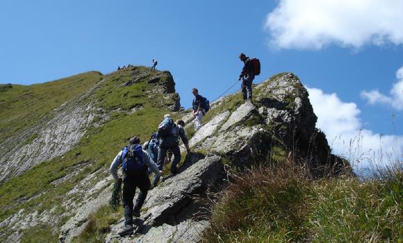 Himmel und Erde - In der Seilschaft ist Wandern und Klettern angesagt!