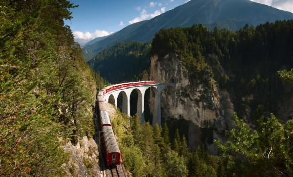 Rhätische Bahn in der Landschaft Albula/Bernina