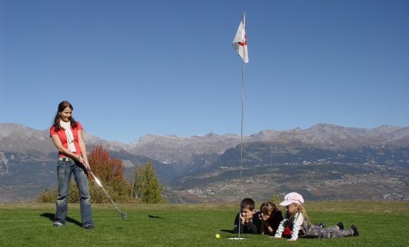 Swin Golf against the backdrop of the Bernese Alps