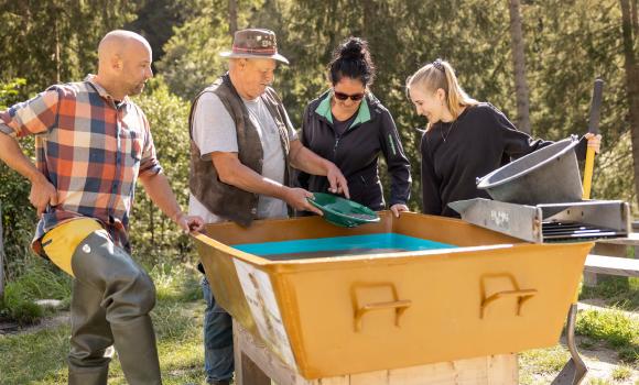 Gold washing in the Rhine with Gold-Gusti