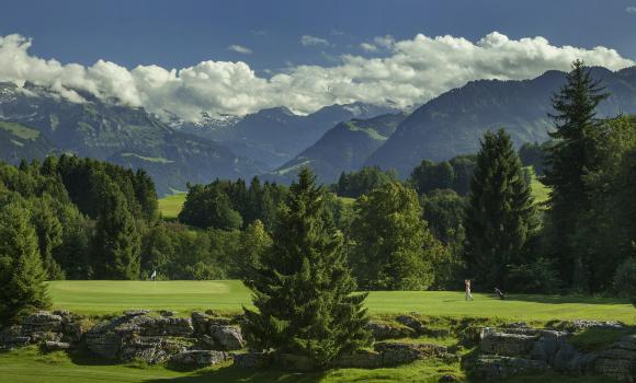 Beginner golf lessons overlooking Lake Lucerne