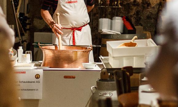 Fare il formaggio fresco nella cantina di vini