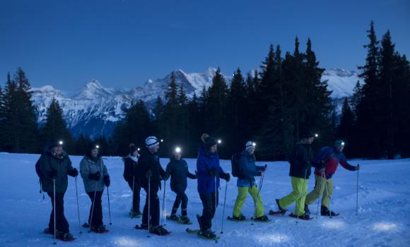 Racchette da neve, luna e fondue