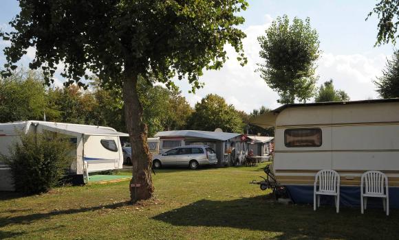 Camping und Schwimmbad am Rhein