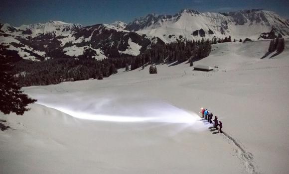 Escursioni con racchette da neve sotto il cielo stellato