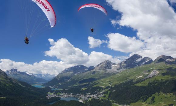 Parapendio insieme ad aquile e gipeti