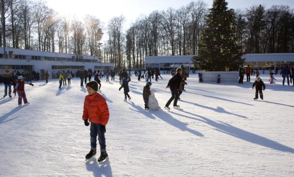 Divertimento invernale sul ghiaccio