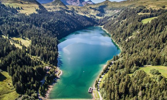 Tavole, montagne e divertimento in acqua