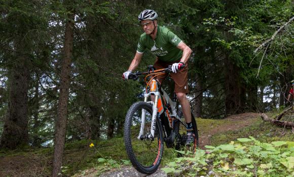 Attività con mountain bike elettriche in Surselva