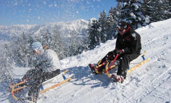 Les plaisirs de la luge sur les hauteurs de la Vallée de la Sarneraa