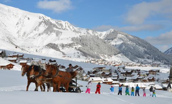 Téléski écologique tracté par des chevaux pour les enfants