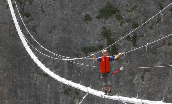 Sentier d’escalade avec vue imprenable sur la vallée