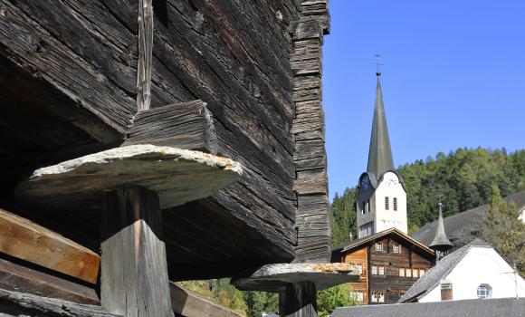 Les ruelles aux hautes façades de Fiesch