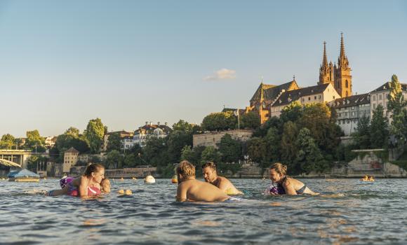 Nager dans le Rhin en traversant la vieille-ville historique