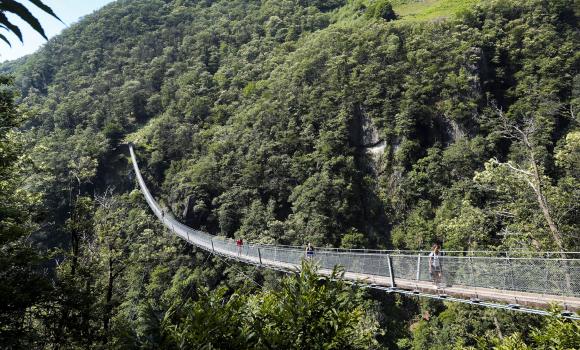 Sur le pont suspendu de 270 m qui mène à Curzútt